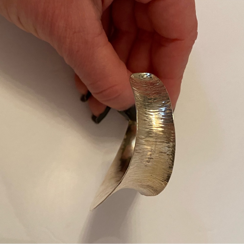 DESIGNER MB SIGNED STERLING SILVER MODERNIST HAMMERED CUFF BRACELET 19.9 g - Picture 6 of 11